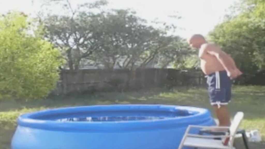 Американский секс в надувном бассейне на лужайке с камшотом 