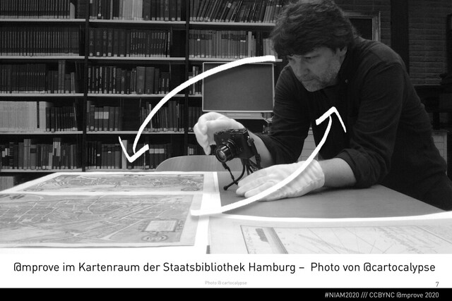 #NIAM2020 /// CCBYNC @mprove 2020
7
@mprove im Kartenraum der Staatsbibliothek Hamburg – Photo von @cartocalypse
Photo @ cartocalypse
